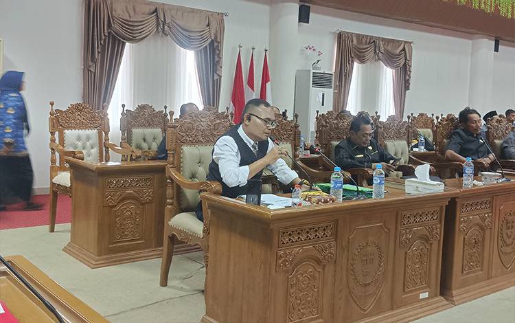 PH kades Ramang saat menyampaikan pendapat dalam RDP, Senin 2 Juni 2025. (FOTO: RETHA)