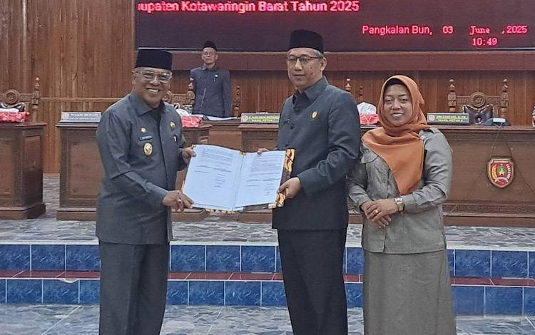 Wabup dan DPRD Kobar Tandatangani Persetujuan Bersama Raperda dan 1 di Antaranya Resmi Jadi Perda