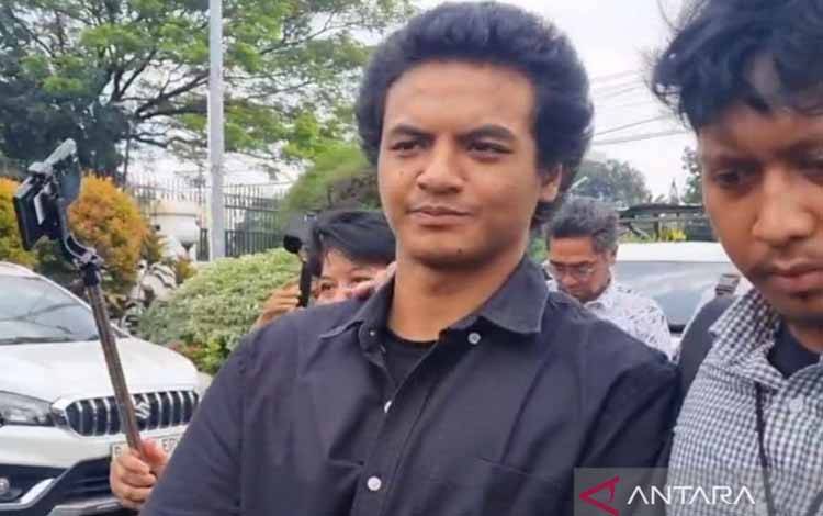Vadel Bawa Bukti Ponsel Terkait Kasus Persetubuhan Anak Nikita Mirzani
