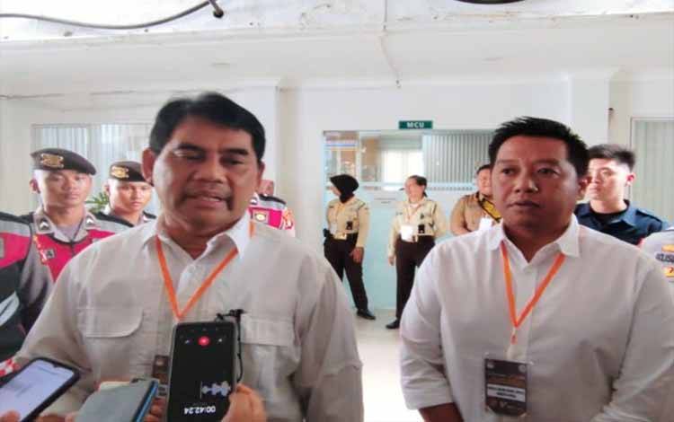 Bakal Calon Bupati Barito Utara, Shalahuddin dan Felix S. Tingan. (FOTO: HERMAWAN)