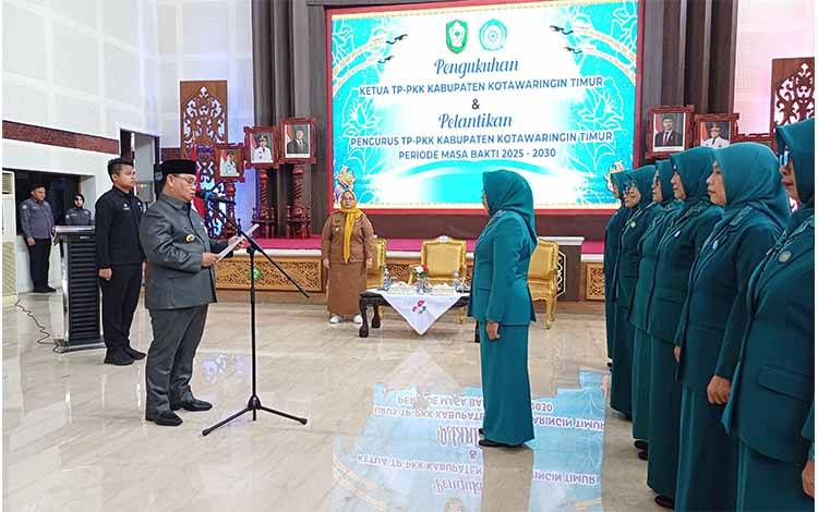 Bupati Kotawaringin Timur Halikinnor melantik pengurus TP-PKK masa bakti 2025-2030, Selasa, 3 Juni 2025. (FOTO: DEWIP)