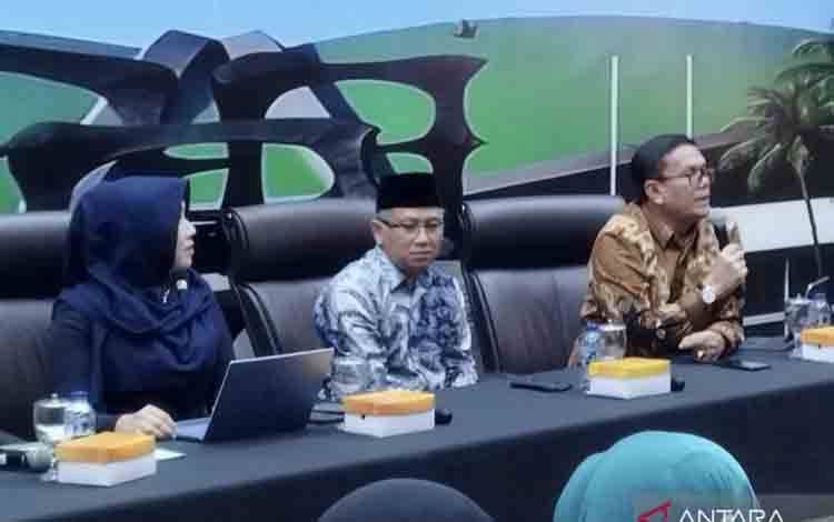 Wakil Menteri Pendidikan Dasar dan Menengah Atip Latipulhayat saat diskusi di kompleks parlemen, Jakarta, Selasa (3/5/2025). (ANTARA/Bagus Ahmad Rizaldi)