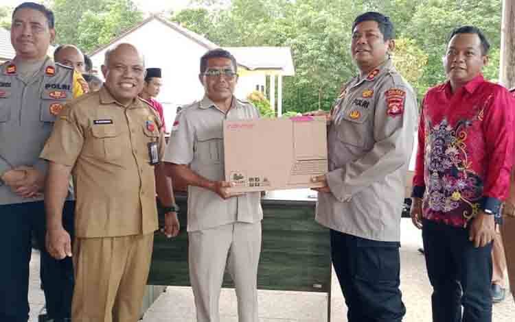 Peduli Pendidikan, Kapolres Seruyan Serahkan Bantuan Komputer