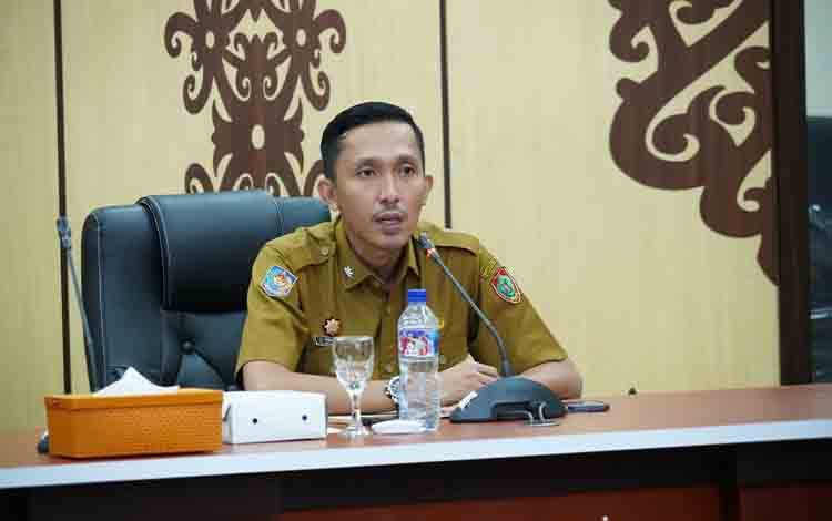 Plt Kepala Diskominfosantik Provinsi Kalteng Rangga Lesmana saat menyampaikan laporannya. (FOTO:DN)