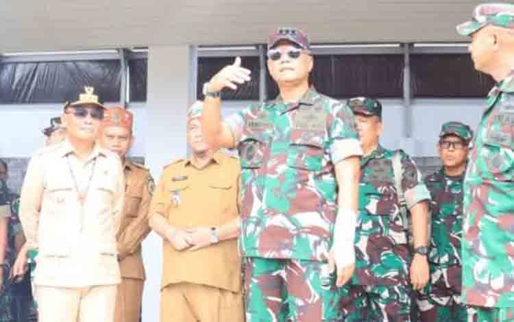 Wakasad Wakil Kepala Staf Angkatan Darat (Wakasad) Letjen TNI Tandyo Budi R didampingi Gubernur Kalteng Agustiar Sabran dan Bupati Saiful saat melakukan kunjungan kerja di Kabupaten Katingan, Selasa, 3 Juni 2025.