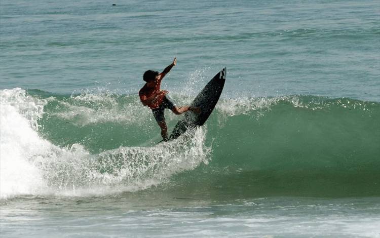 Aksi peselancar Indonesia Bronson Meydi pada final kategori putra junior World Surf League (WSL) Krui Pro QS 5000 tahun 2024 di Pantai Tanjung Setia, Kabupaten Pesisir Barat, Lampung, Selasa (4/6/2024). ANTARA FOTO/Ardiansyah/tom. (ANTARA FOTO/ARDIANSYAH)