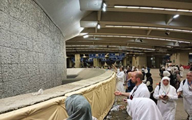 Jamaah saat melempar jumrah di Mina usai melaksanakan mabit di Muzdalifah. ANTARA/HO-MCH 2024