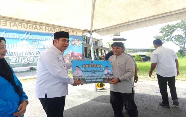 Wabup Pulang Pisau Serahkan Bantuan Sapi dari Presiden dan Pemprov Kalteng