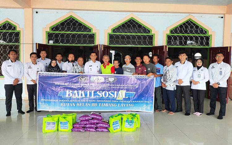 Rutan Tamiang Layang Salurkan Bantuan untuk Pengurus Rukun Kematian Masjid Ar-Rahman