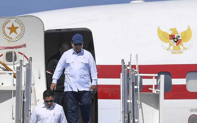 Presiden Prabowo Subianto (atas) bersama Seskab Teddy Indra Wijaya (tengah) menuruni tangga pesawat setibanya di Yogyakarta International Airpot (YIA) Kulon Progo, D.I Yogyakarta, Kamis (29/5/2025). Presiden Prabowo dan Presiden Macron akan menuju ke Magelang untuk mengunjungi Akademi Militer dan Candi Borobudur. ANTARA FOTO/Galih Pradipta/nym. (ANTARA FOTO/GALIH PRADIPTA)