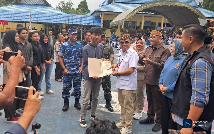 Gubernur Kalteng Serahkan Hewan Kurban dan Tegaskan Penyelesaian Ijazah Eks Siswa yang Tertahan Pascalulus Sekolah