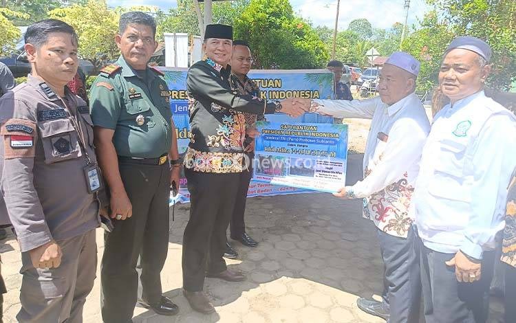 Bupati Bartim Serahkan Bantuan Kurban dari Presiden, Pemprov, Pemkab dan Bank Kalteng