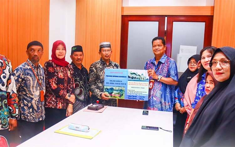 Sekda Seruyan Serahkan Sapi Kurban Bantuan Presiden Prabowo