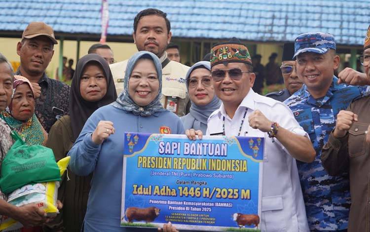Gubernur Kalteng Salurkan Bantuan Sapi Kurban