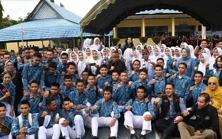 Gubernur Agustiar Bebaskan 2.372 Ijazah SMA dan SMK Tertahan