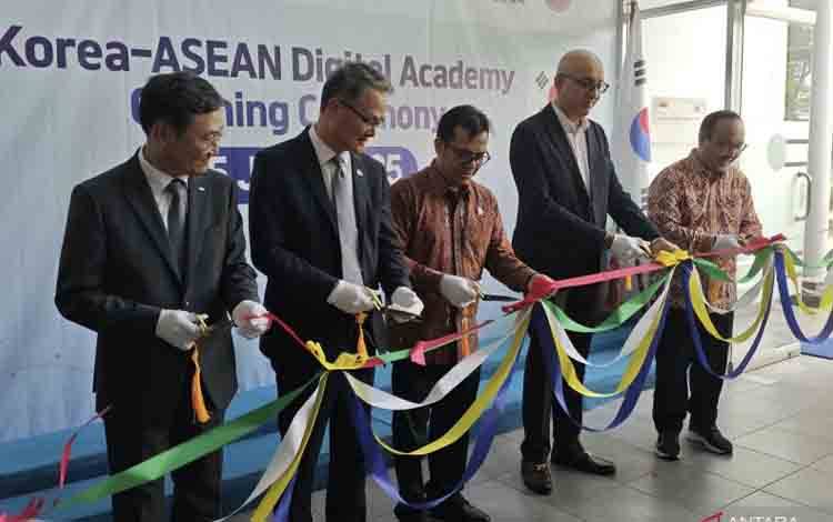 Pejabat Kementerian Komunikasi dan Digital RI dan perwakilan pemerintah Korea Selatan meresmikan Program Korea-ASEAN Digital Academy di Cikarang, Jawa Barat, Kamis (5/6/2025). (ANTARA/Farhan Arda Nugraha)