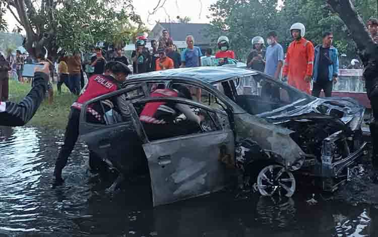 Minibus Terbakar di Dekat SPBU Bukit Keminting Diduga Akibat Korsleting Listrik