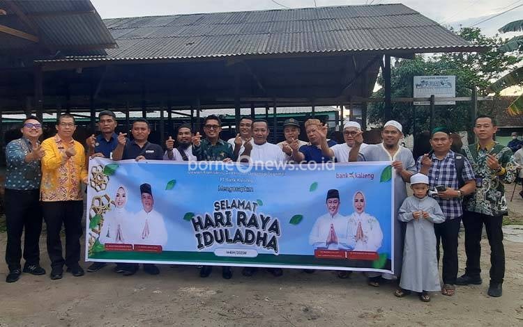 Bank Kalteng Cabang Pangkalan Bun Serahkan 10 Ekor Hewan Kurban untuk Masyarakat