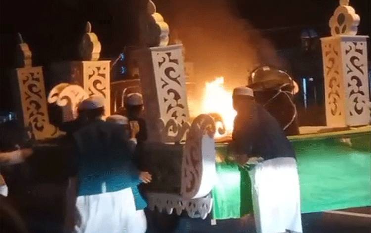 Warga Panik, Miniatur Hiasan Mobil Salah Satu Peserta Festival Bedug di Pulpis Terbakar
