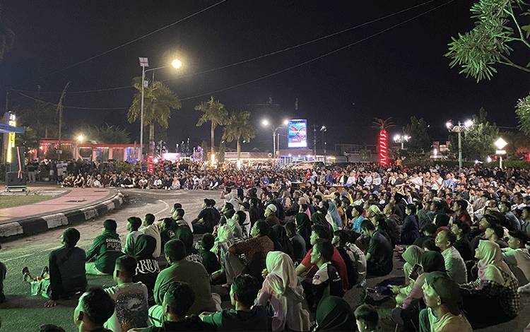 Timnas Indonesia Menang, Warga Kotawaringin Barat Nobar Penuh Antusias di Bundaran Pancasila