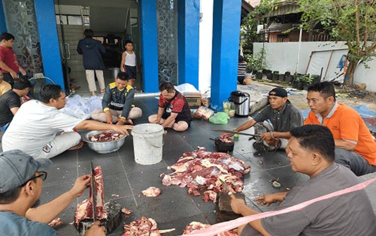 PWI Kalteng Sembelih Dua Sapi Kurban