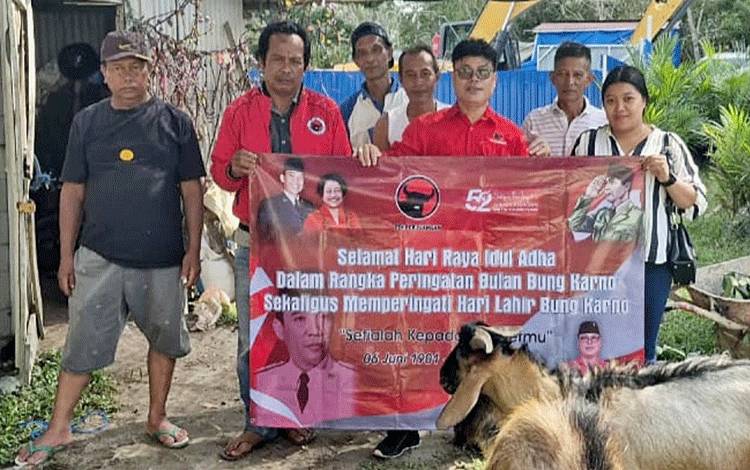 Rayakan Idul Adha dan Bulan Bung Karno, PDIP Barito Timur Serahkan Hewan Kurban ke Masjid Darussaadah