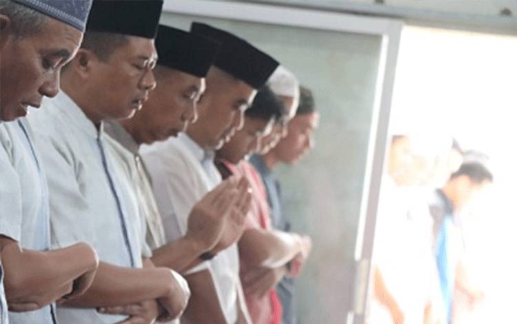 Kapolres Barito Timur Laksanakan Salat Idul Adha di Masjid Al-Harist