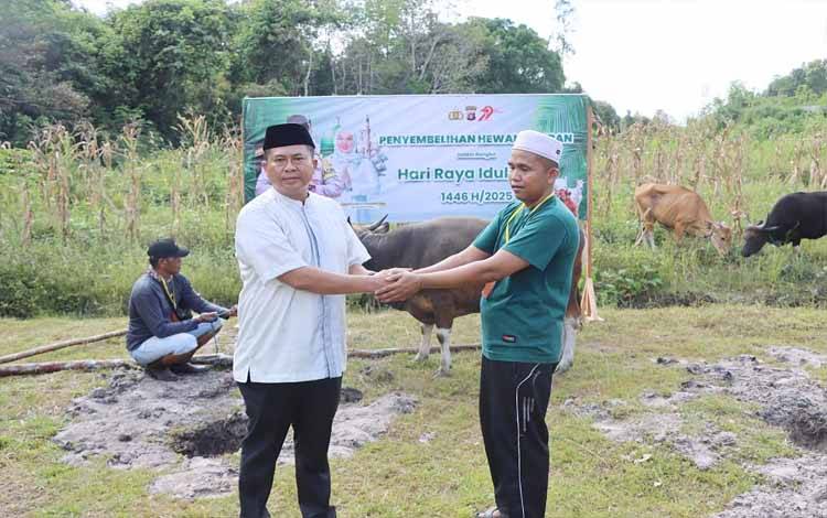 Kapolres Barito Timur Serahkan 18 Hewan Kurban sebagai Wujudkan Semangat Berbagi dan Pengabdian