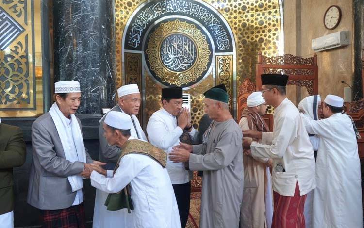 Wagub Edy Pratowo Salat Iduladha di Masjid Raya Darussalam Bersama Ribuan Warga