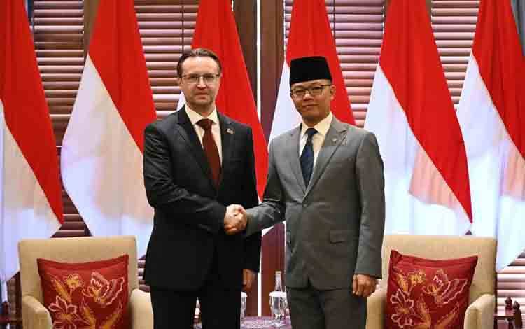 Menteri Luar Negeri RI Sugiono (kanan) berjabat tangan dengan Duta Besar Belarus untuk Indonesia Raman Ramanouski dalam pertemuan di Jakarta, Kamis (5/6/2025). (ANTARA/HO-Kemlu RI)