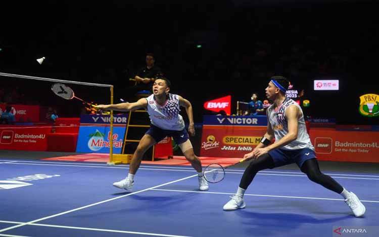Pebulu tangkis ganda putra Indonesia Fajar Alfian (kiri) dan Muhammad Rian Ardianto (kanan) mengembalikan kok ke arah ganda putra China Chen Bo Yang dan Liu Yi pada babak 16 besar Kapal Api Indonesia Open 2025 di Istora Senayan, Gelora Bung Karno, Jakarta, Kamis (5/6/2025).ANTARA FOTO/Rivan Awal Lingga/tom.