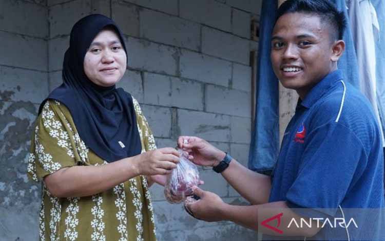 Penyaluran daging kurban kepada keluarga mustahik oleh Lembaga Amil Zakat Nasional (Laznas) Darunnajah pada Jumat (6/6/2025). ANTARA/HO-Laznas Darunnajah