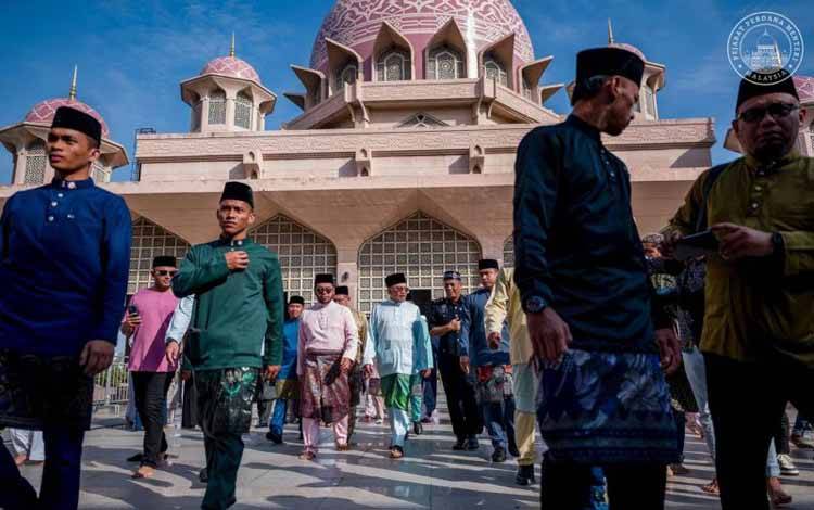 PM Malaysia dan Istri Salat Idul Adha di Masjid Putra Putrajaya