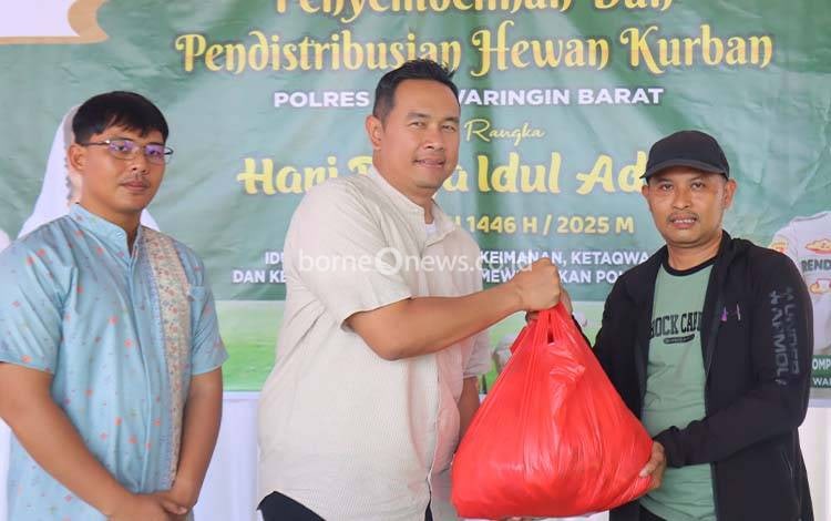 Bentuk Solidaritas, Kapolres Kobar Bagikan Daging Kurban kepada Wartawan
