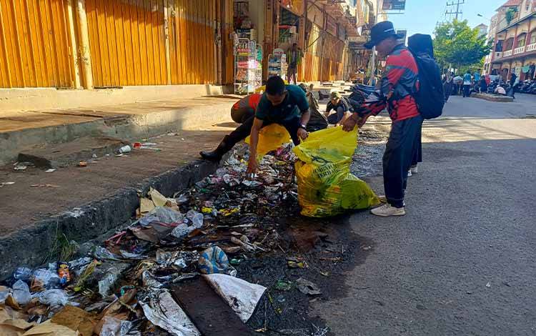 Sampah plastik berserakan di depan toko yang ada di Pasar PPM Sampit, belum lama ini. (FOTO : DOK DEVI)