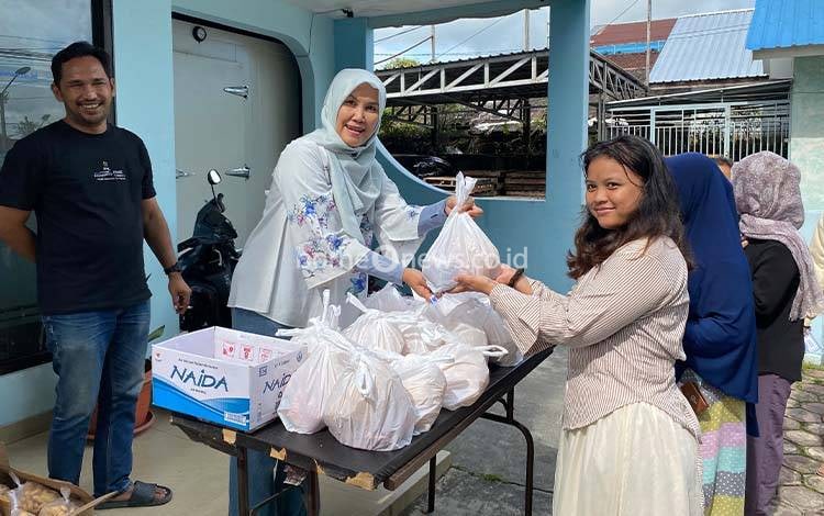 Borneonews-Palangka Post Gelar Penyembelihan Hewan Kurban, Berbagi Berkah untuk Masyarakat Sekitar