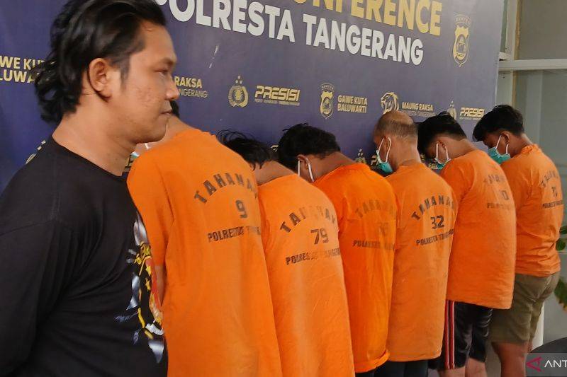 Petugas dari Satreskrim Polresta Tangerang saat menampilkan para tersangka pelaku premanisme dengan pemerasan di Tangerang. ANTARA/Azmi Samsul Maarif.