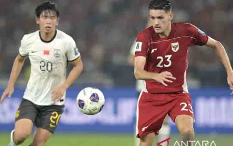 Arsip foto - Pesepak bola Timnas Indonesia Justin Hubner (kanan) mengontrol bola dibayangi pesepak bola Timnas China Liu Chengyu (kiri) pada pertandingan Kualifikasi Piala Dunia 2026 putaran ketiga Grup C di Stadion Utama Gelora Bung Karno, Jakarta, Kamis (5/6/2025). ANTARA FOTO/Bayu Pratama S/Lmo/tom/aa.