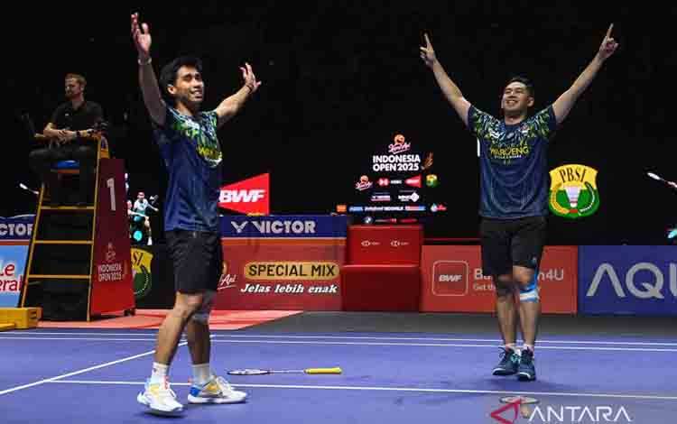 Pebulu tangkis ganda putra Indonesia Reza Pahlevi Isfahani (kanan) dan Sabar Karyaman Gutama (kiri) berselebrasi usai mengalahkan ganda putra Malaysia Man Wei Chong/Tee Kai Wun pada babak semi final Kapal Api Indonesia Open 2025 di Istora Senayan, Gelora Bung Karno, Jakarta, Sabtu (7/6/2025). Sabar/Reza berhasil melaju ke final usai menang atas Man Wei Chong/Tee Kai Wun dalam rubber gim 21-18, 12-21, 21-18 di semifinal. ANTARA FOTO/Hafidz Mubarak A/bar