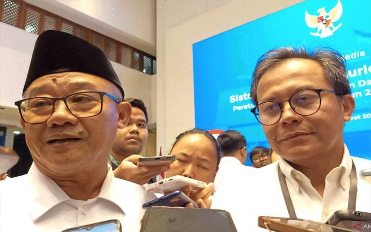 Arsip - Menteri Pendidikan Dasar dan Menengah (Kemendikdasmen) Abdul Mu'ti (kiri) bersama Plt. Kepala Badan Standar, Kurikulum, dan Asesmen Pendidikan (BSKAP) Kemendikdasmen Toni Toharudin (kanan) saat melakukan tanya jawab dengan media di Gedung A Kemendikdasmen Jakarta, Senin (3/3/2025). ANTARA/Hana Kinarina.