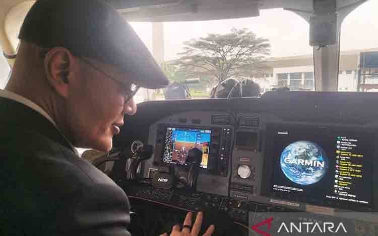 Staf Khusus Menteri Pertahanan Bidang Komunikasi Sosial dan Publik Deodatus Andreas Deddy Cahyadi Sunjoyo atau Deddy Corbuzier mengunjungi pesawat yang ada di hanggar PT DI, Bandung, Jawa Barat, Rabu (26/2/2025. ANTARA/Walda Marison/am.