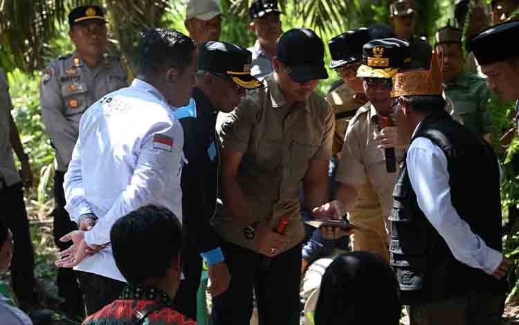 Gubernur Kalimantan Tengah (Kalteng), Agustiar Sabran saat melakukan peninjauan lokasi. (FOTO: SETDA KALTENG)