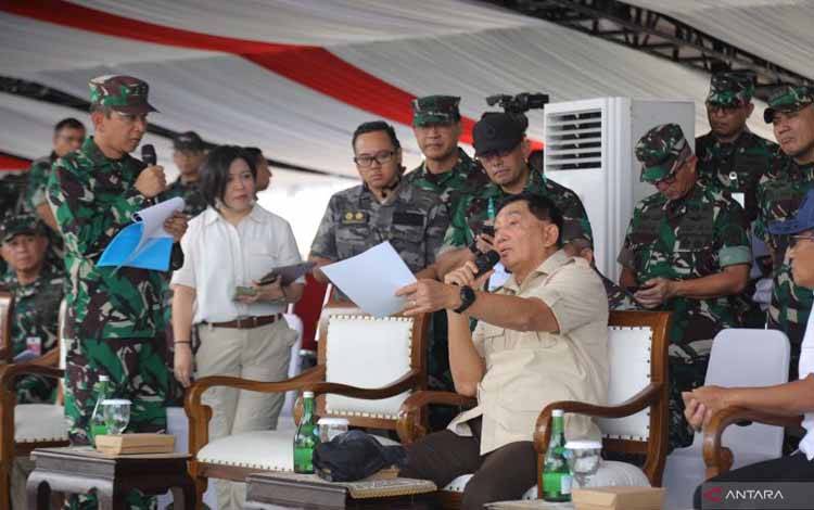 Menteri Pertahanan Sjafrie Sjamsoeddin kala memberikan arahan kepada panitia di tengah peninjauan persiapan pameran Indo Defence di JIExpo, Kemayoran, Jakarta Pusat, Senin (9/6/2025) (ANTARA/Ho-Humas Kementerian Pertahanan