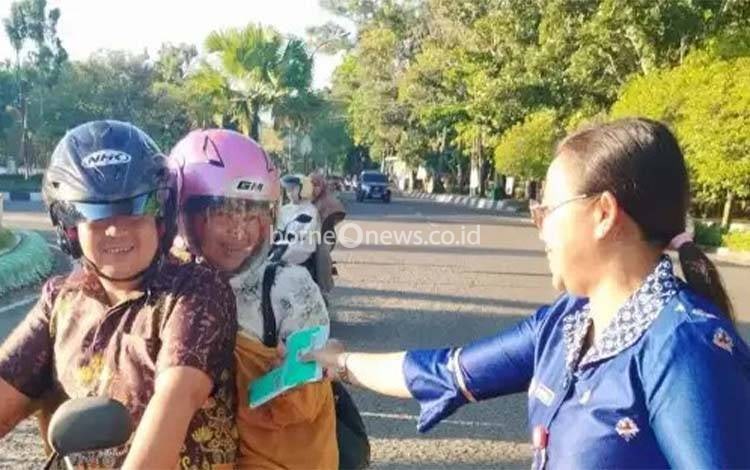 Cegah Lonjakan COVID-19, Dinkes Kapuas Bagikan Masker dan Vitamin kepada Warga