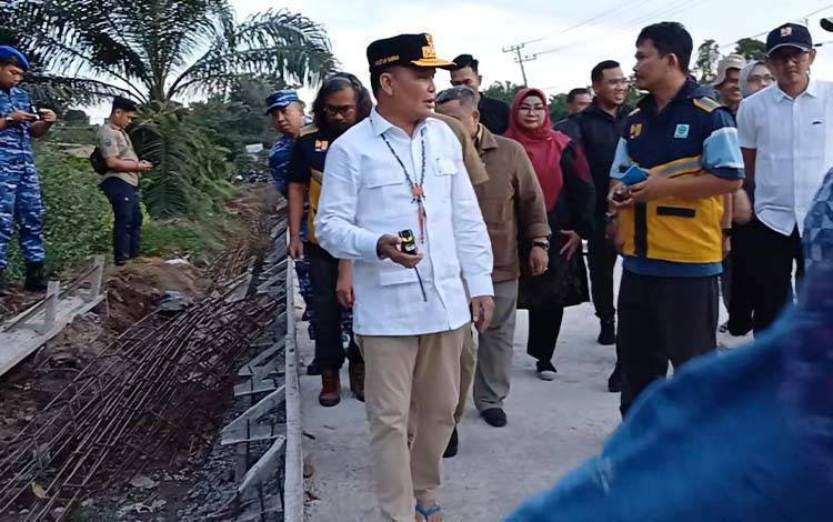 Gubernur Kalteng Ancam Cabut Izin Usaha Angkutan Berat Lebihi Tonase