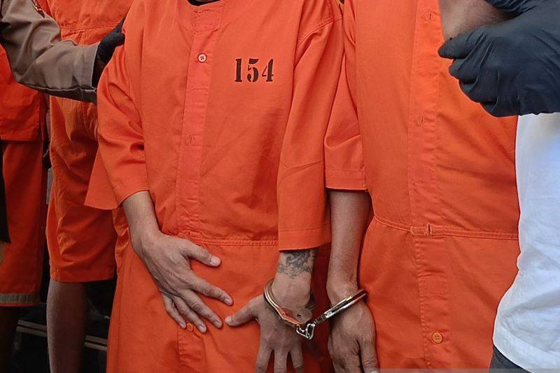 Arsip-Polisi memborgol tangan para tahanan yang terlibat kasus kriminal di wilayah hukum Polresta Denpasar, Bali beberapa waktu lalu. ANTARA/Rolandus Nampu