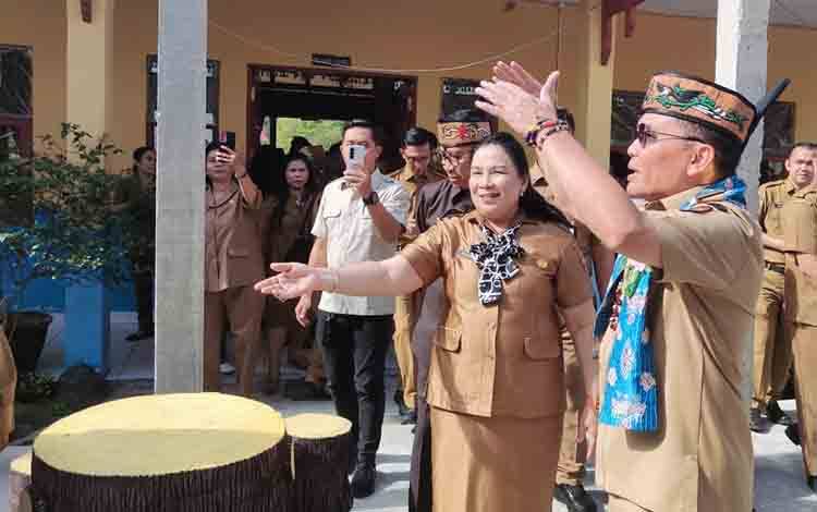 Gubernur Kalimantan Tengah (Kalteng), Agustiar Sabran bersama Kepala SMAN 3 Palangka Raya, Yenihayati. (FOTO: HERMAWAN)