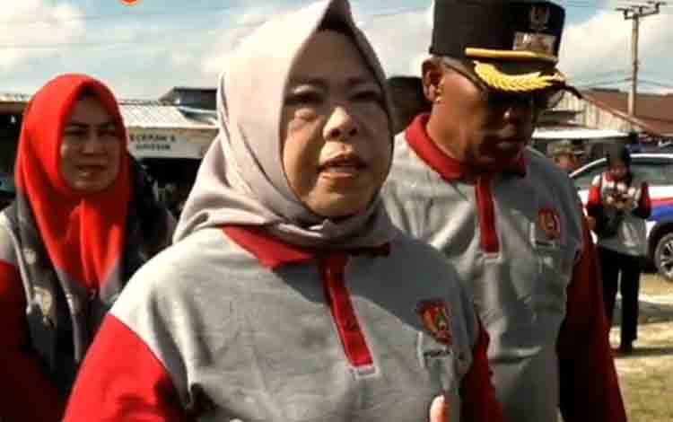 Bupati Kobar Nurhidayah mengajak masyarakat untuk mengurangi sampah plastik, Selasa, 10 Juni 2025. (FOTO: IST)