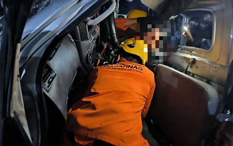 Sopir Pick Up Terjepit stelah Alami Kecelakaan Tunggal di Jalan Trans Kalimantan