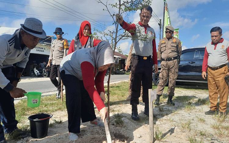 Bupati Kobar Ajak Sinergi Kurangi Sampah Plastik, Hidupkan Lagi Gerakan Jumat Bersih